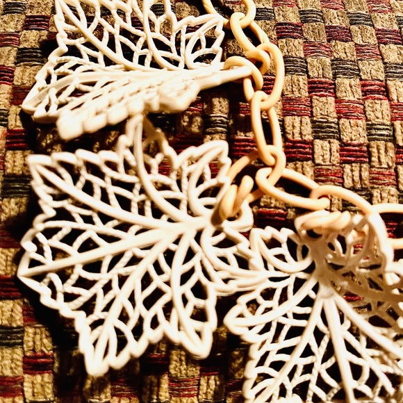 Vintage celluloid leaf necklace. Fantastic! Pristine! - Picture 3 of 7